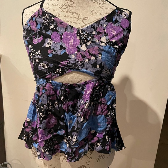 Floral pattern women’s cross back tank top - Picture 1 of 3